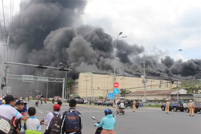 Lửa vẫn đang bao trùm khu công nghiệp Trà Nóc, Cần Thơ