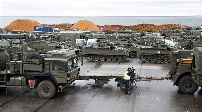 Một loạt vũ khí NATO tới sát biên giới Nga
