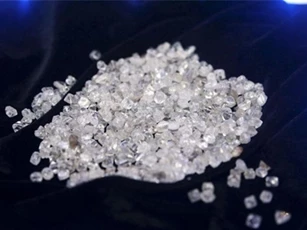 Người đàn ông bị phát hiện giấu 1.000 viên kim cương trong giày