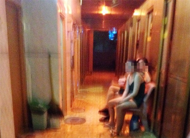 Nhân viên masage ăn mặc 'mát mẻ' kích dục cho khách