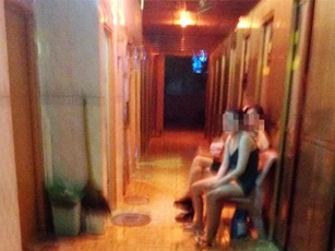 Nhân viên masage ăn mặc 'mát mẻ' kích dục cho khách