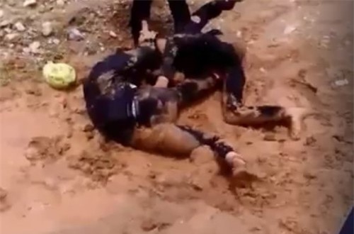 Nữ sinh bị nhóm bạn đánh dã man vì mâu thuẫn trên facebook