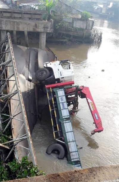 Sập cầu ở Đồng Tháp, xe ép cọc lật nhào xuống kênh
