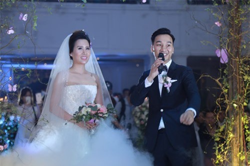 Thành Trung và vợ 9X cùng ký vào hợp đồng hôn nhân