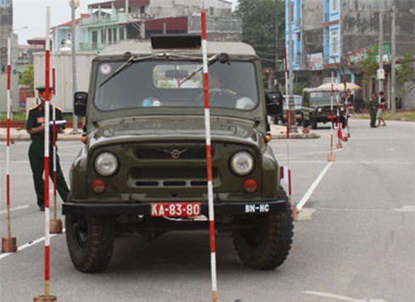 Thủ tướng yêu cầu tổng kiểm tra biển số xe quân đội