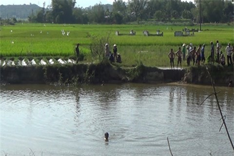 Bàng hoàng hai học sinh chết đuối thương tâm