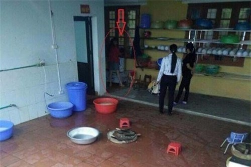 Phẫn nộ cảnh cô giáo dốc đầu bé 5 tuổi vào máy vặt lông gà