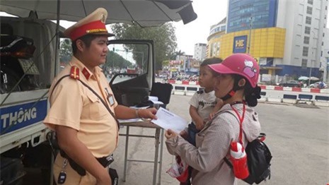 Bị xe ôm lừa tiền, 2 mẹ con may mắn gặp được tổ CSGT