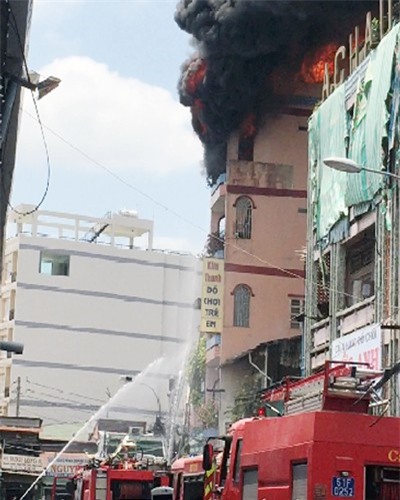 Cháy tầng 5 phun nước tầng 3, giám đốc PCCC lên tiếng