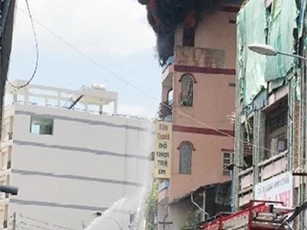 Cháy tầng 5 phun nước tầng 3, giám đốc PCCC lên tiếng