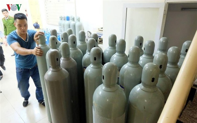 Thu giữ hàng chục bình 'khí cười' - N2O trên phố cổ Hà Nội