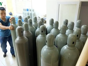 Thu giữ hàng chục bình 'khí cười' - N2O trên phố cổ Hà Nội