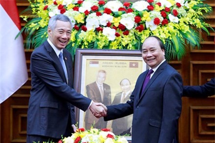 Thủ tướng Nguyễn Xuân Phúc tặng Thủ tướng Lý Hiển Long món quà đặc biệt