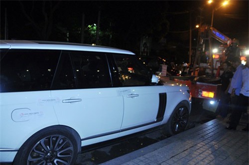 Xử phạt lấn chiếm vỉa hè: Hàng loạt xe sang bị cẩu trong đêm