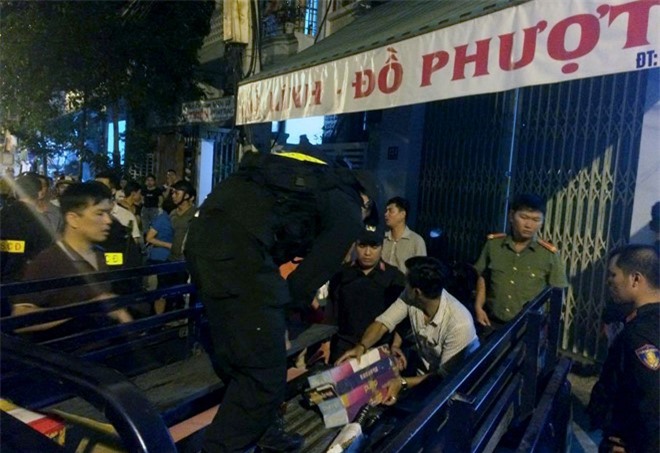 Hàng trăm công an khám xét kho vũ khí khủng "núp bóng" cửa hàng đồ phượt