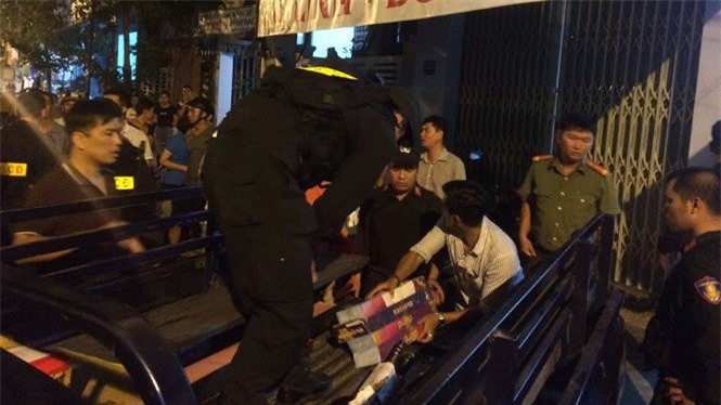 Hàng trăm vũ khí nóng 'ẩn nấp' trong cửa hàng bán đồ lính