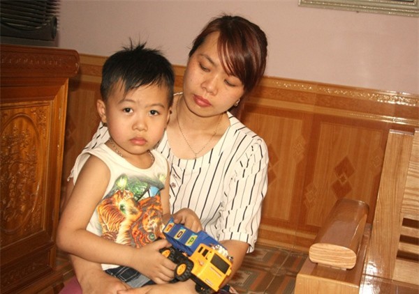 Lời trần tình của cô giáo dốc đầu bé 5 tuổi vào máy vặt lông gà