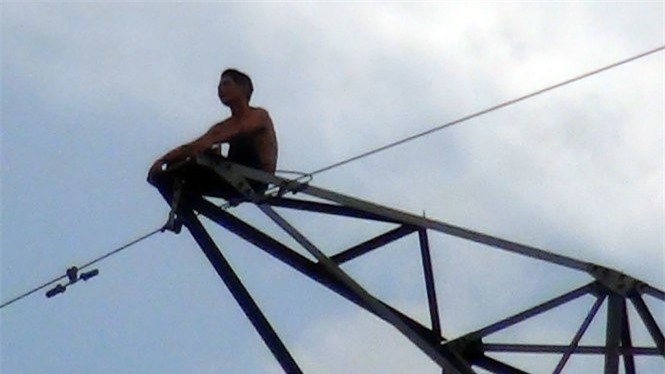 Thanh niên liều mạng cố thủ trên trụ điện cao thế nhiều giờ