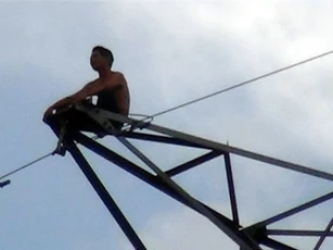 Thanh niên liều mạng cố thủ trên trụ điện cao thế nhiều giờ