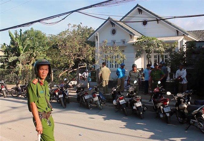 Hai mẹ con chết bên hiên nhà: Nhiều dấu hiệu bất thường