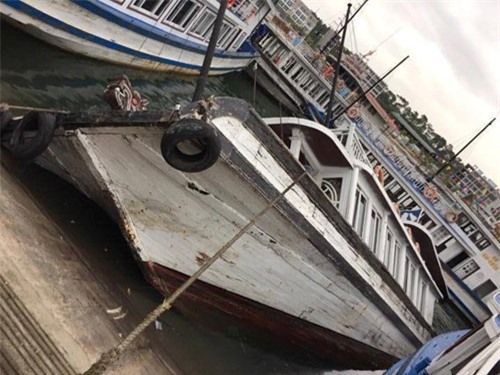Quên nới dây neo, tàu du lịch bị đắm tại cảng Tuần Châu