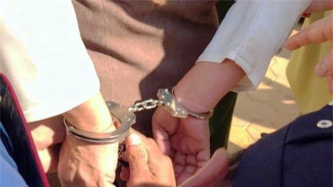 Thông tin mới vụ rút súng thị uy, còng tay giám đốc trường học