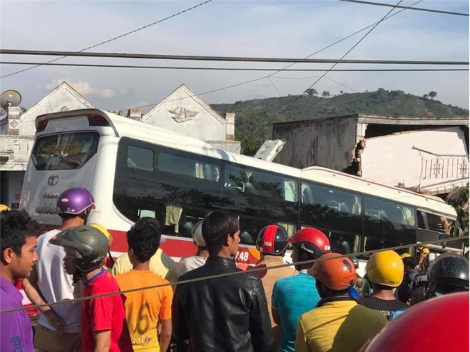 Xe Phương Trang đối đầu xe Thành Bưởi, 2 người tử vong tại chỗ