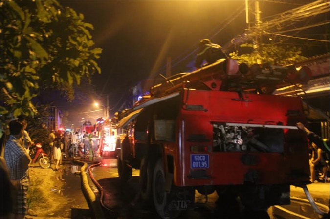 Biển lửa bao trùm xưởng sản xuất bao bì ở Sài Gòn