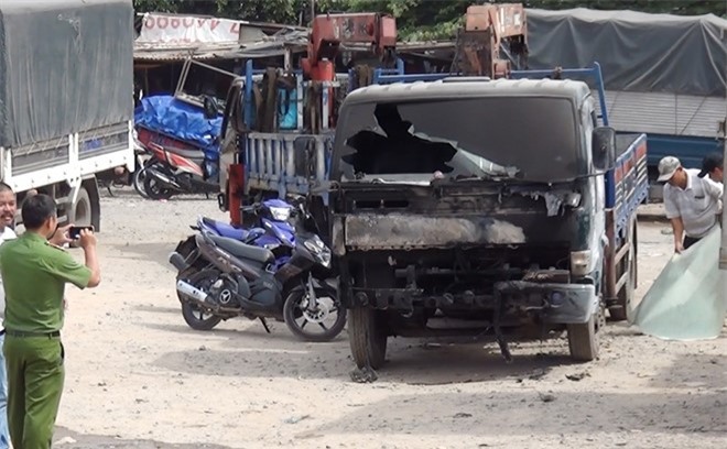 Xe tải bốc cháy dữ dội, lan sang 3 nhà dân ở Sài Gòn