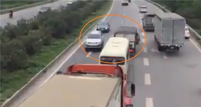 3 ôtô chạy ngược chiều trên cao tốc khiến dân mạng phẫn nộ