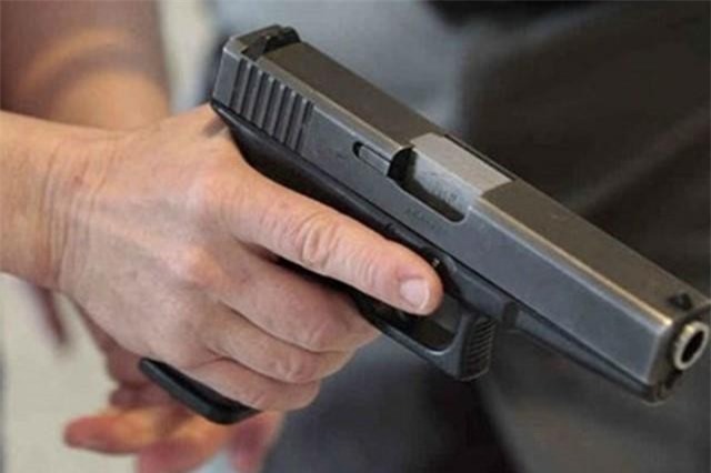 Bắt 5 đối tượng rút súng truy đuổi, "nã đạn" vào xe taxi
