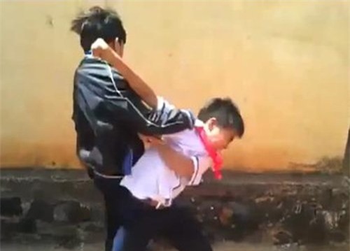 Đánh nhau đùa, một học sinh lớp 9 đột tử