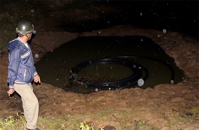 Hai anh em rơi xuống hố nước sâu, người em chết thảm