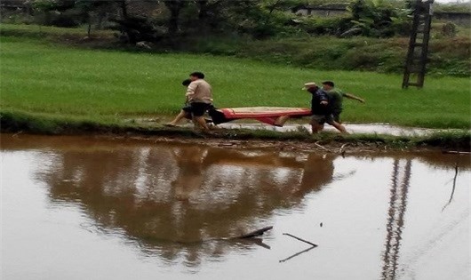 Hốt hoảng phát hiện thi thể nam thanh niên nổi trên mương nước