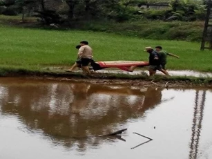 Hốt hoảng phát hiện thi thể nam thanh niên nổi trên mương nước