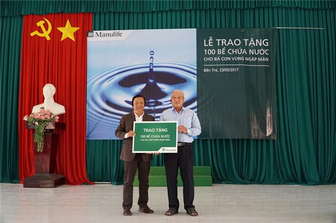 Manulife Việt Nam tài trợ 100 bể chứa nước ngọt cho người dân Bến Tre 