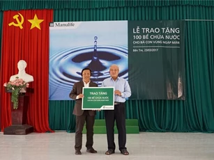 Manulife Việt Nam tài trợ 100 bể chứa nước ngọt cho người dân Bến Tre