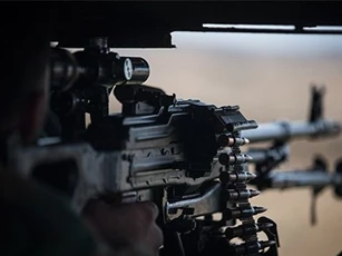 Quân đội Syria tăng cường nã tuyến phòng thủ của IS ở Deir Ezzur