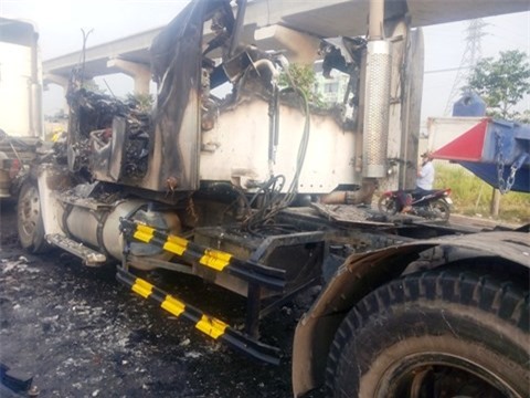 Xe container bốc cháy trơ khung trên xa lộ Hà Nội