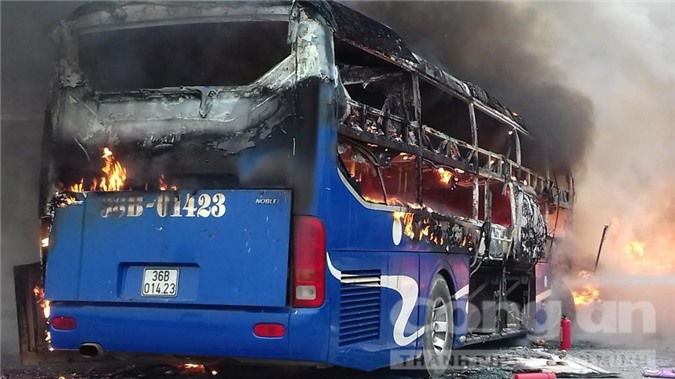 Xe khách chở 30 người đấu đầu container bốc cháy dữ dội