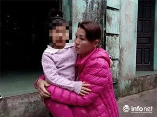 Bé 4 tuổi bị bỏ quên ở nhà vệ sinh: Công an vào cuộc điều tra