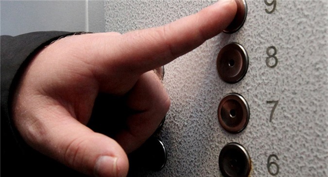 Nghị sĩ Latvia từ chối đi thang máy để "trả đũa" Nga