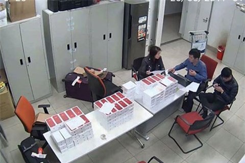 Tóm gọn 155 iPhone lậu trị giá hơn 3 tỷ tại sân bay Nội Bài