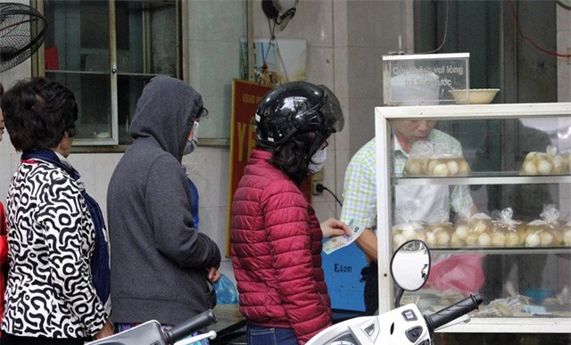 Tết Hàn thực, người Hà Nội xếp hàng mua bánh trôi, bánh chay
