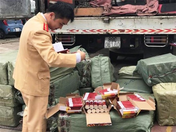 Thanh Hóa: Bắt xe tải vận chuyển hơn 7.000 quả pháo lậu