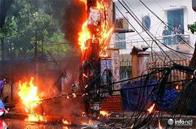 Cột điện nổ lớn, bốc cháy dữ dội sau cơn mưa dông