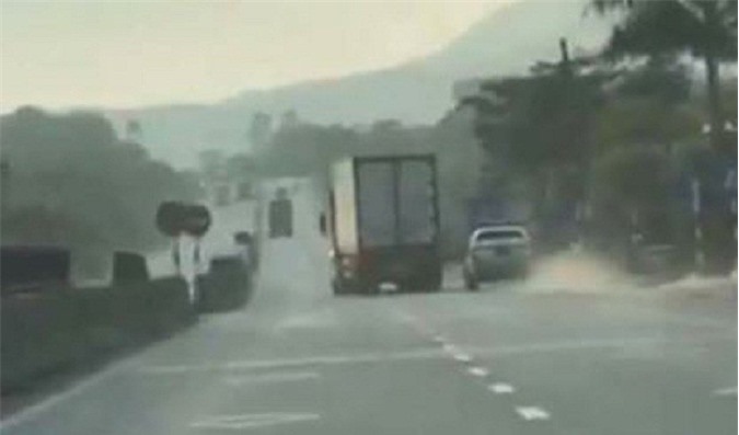 Hà Tĩnh: Xử phạt tài xế xe tải đánh võng, ép xe CSGT