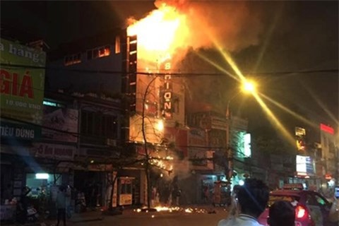 Nhà 4 tầng cháy dữ dội lúc nửa đêm ở Hải Phòng