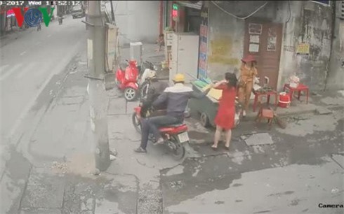 Sốc: Kẻ cướp táo tợn giật dây chuyền giữa ban ngày ở Quảng Ninh