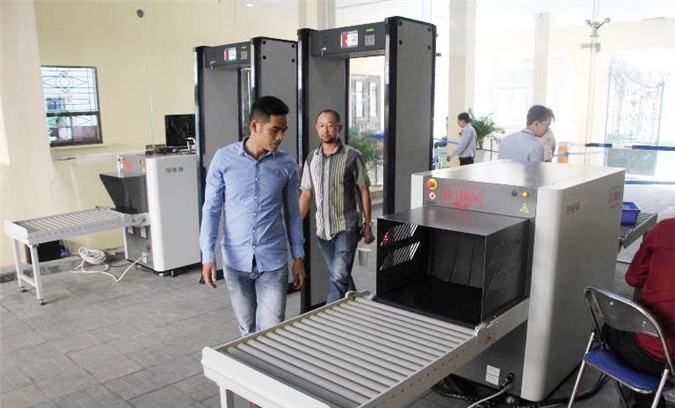 UBND TP. HCM "tiên phong" dùng cổng kiểm tra an ninh